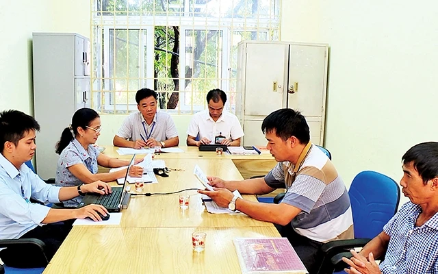 Lãnh đạo phường Phú Lãm, quận Hà Đông (TP Hà Nội) tiếp công dân.Ảnh | Lê Nguyễn