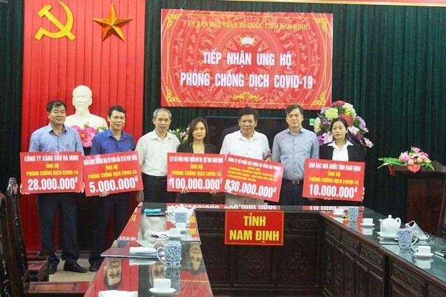Lãnh đạo tỉnh Nam Định và đại diện Ủy ban MTTQ tỉnh tiếp nhận ủng hộ phòng, chống dịch của các cơ quan, đơn vị. 