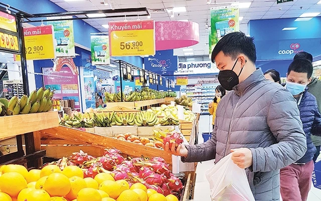 Người dân mua hoa quả ở siêu thị Coopmart (Hà Nội). Ảnh | Thuỳ Linh