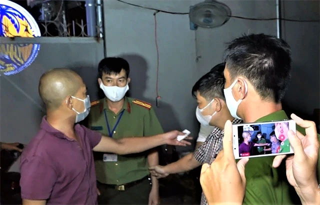 Chủ quán nhậu trên đường Lê Thánh Tông, TP Buôn Ma Thuột chống đối lực lượng chức năng khi đến kiểm tra.