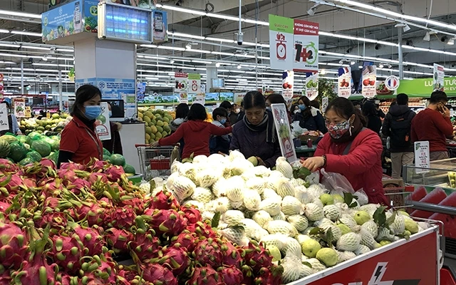 Người dân mua hàng tại siêu thị Big C - Thăng Long (Hà Nội).