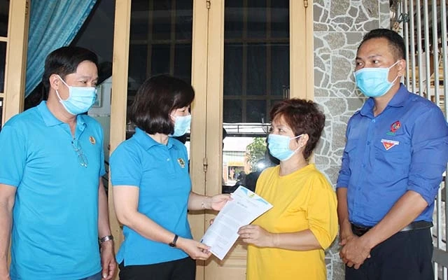 Chủ tịch Liên đoàn Lao động tỉnh Bình Dương Trương Thị Bích Hạnh trao thư cảm ơn tới chủ nhà trọ đã hỗ trợ tiền thuê nhà cho người lao động.