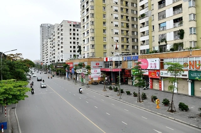 Ngày đầu thực hiện cách ly toàn xã hội theo Chỉ thị 16/CT-TTg của Thủ tướng Chính phủ, hầu hết các cửa hàng, tuyến phố kinh doanh tại Hà Nội đều tuân thủ, tạm ngừng hoạt động.