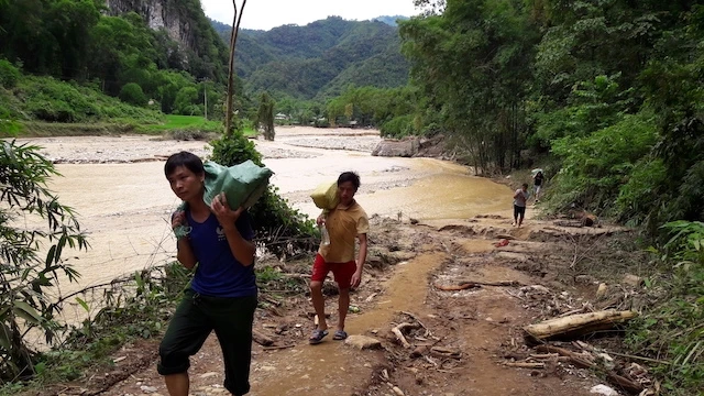 Đưa hàng hóa, vật tư cần thiết về Sa Ná sau lũ quét