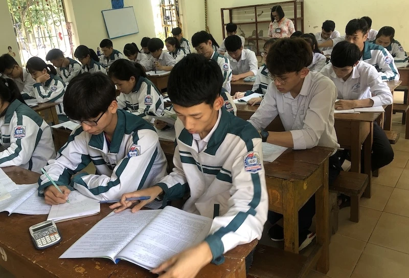 Học sinh lớp 12 năm học 2018-2019 trong giờ ôn tập trên lớp (Ảnh minh hoạ: HẢI NINH)