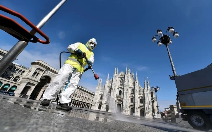 Khử trùng tại quảng trường Duomo ở trung tâm TP Milan, Italy, ngày 31-3. (Ảnh: Reuters)