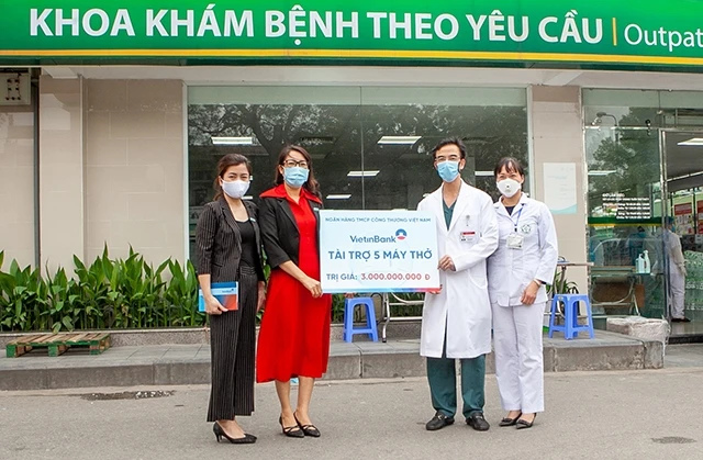 VietinBank trao tặng năm máy trợ thở đặc biệt với tổng trị giá 3 tỷ đồng cho Bệnh viện Bạch Mai.