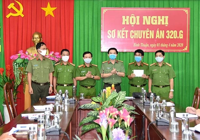 Giám đốc Công an tỉnh Bình Thuận biểu dương và thưởng nóng Ban chuyên án cùng các lực lượng tham gia hỗ trợ điều tra phá án. 