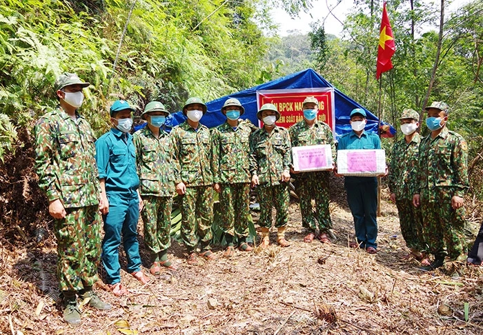 Lãnh đạo Bộ Chỉ huy BĐBP tỉnh tặng quà động viên cán bộ, chiến sĩ tại các chốt kiểm soát dịch ở biên giới.