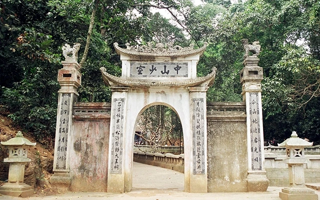 Cổng đền Giếng (Đền Hùng, Phú Thọ).