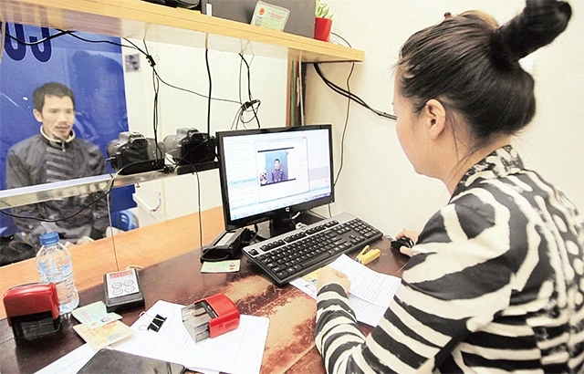 Người dân làm thủ tục đổi, cấp mới giấy phép lái xe qua mạng tại Sở Giao thông vận tải TP Hồ Chí Minh. Ảnh: ĐOÀN LÊ