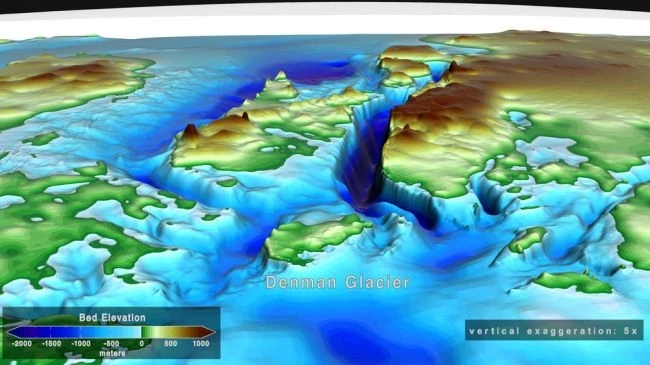 Máng Denman (dải màu xanh đậm) sâu khoảng 3.500 mét dưới mực nước biển và có thể sớm trở thành nơi chôn của dòng sông băng khổng lồ.