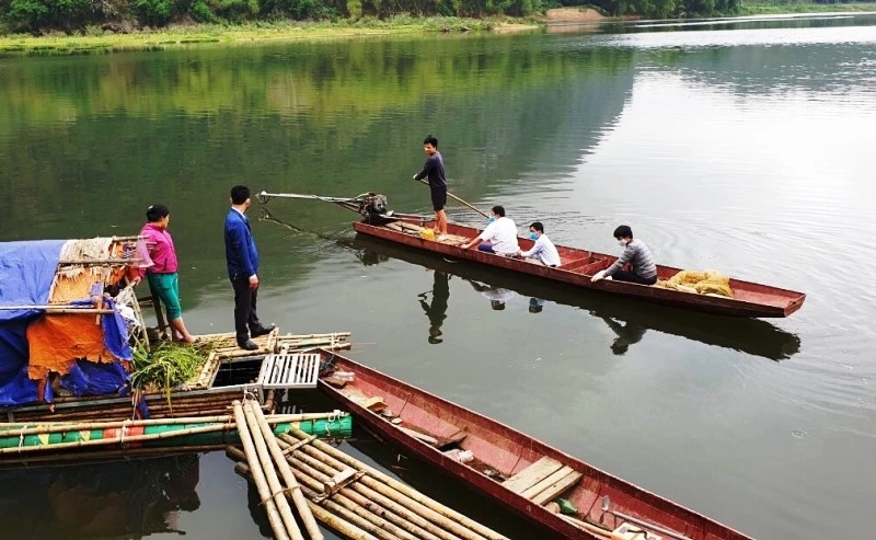 Lực lượng chức năng kiểm tra chất lượng môi trường nước, vớt cá chết trên sông Mã, thuộc huyện Bá Thước, tìm nguyên nhân.