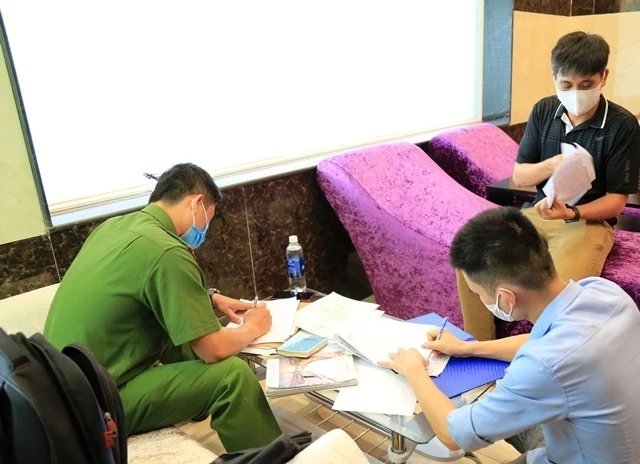 Lực lượng chức năng lập biên bản cơ sở massage ở phường Long Bình Tân, TP Biên Hòa.