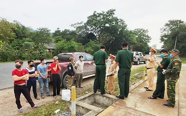 Sáu người xuất nhập cảnh trái phép cùng lái xe bị cơ quan chức năng Quảng Trị chặn bắt và đưa đi cách ly tập trung.