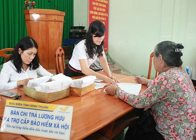 Chi trả lương hưu tại Bưu điện tỉnh Bình Thuận.