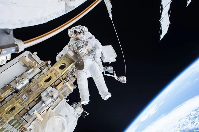 Một phi hành gia của NASA làm việc bên ngoài Trạm vũ trụ quốc tế. Ảnh: NASA.