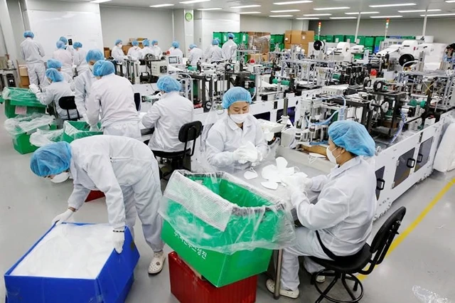 Công nhân làm việc tại nhà máy sản xuất khẩu trang ở Incheon, Hàn Quốc. Ảnh Reuters