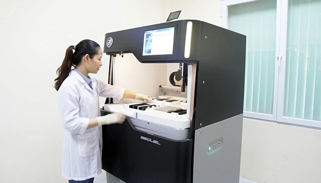 Cán bộ Viện Công nghệ sinh học nghiên cứu giải trình tự gien.