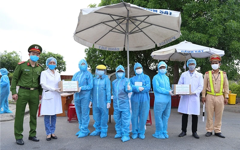 Đoàn thanh niên trường ĐH Đông Á trao tặng dung dịch sát khuẩn khô cho các chốt kiểm tra thân nhiệt tại cửa ngõ Đà Nẵng.