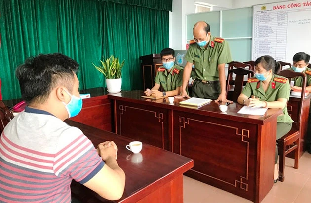 Nguyễn Thanh T. (bên trái) bị xử phạt 18 triệu đồng do cung cấp thông tin sai sự thật và cung cấp thông tin thuộc phạm vi bí mật Nhà nước cho cá nhân không đúng quy định.