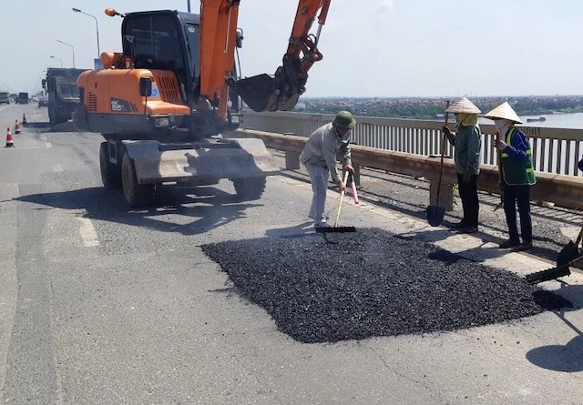 Yêu cầu hoàn thành sửa chữa mặt cầu Thăng Long trong tháng 9 tới