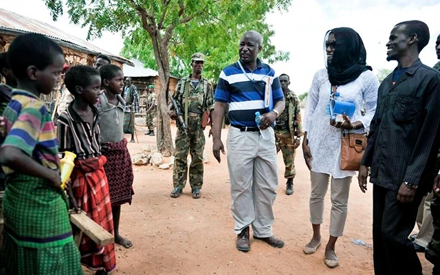  Các nhân viên LHQ gặp gỡ trẻ em thị trấn Ma-xa-át, Somalia. Ảnh OCHA