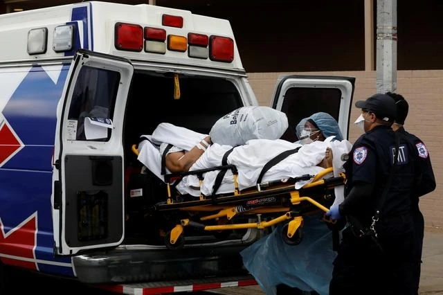 Các nhân viên y tế chuyển một người lên xe cứu thương bên ngoài Bệnh viện Wyckoff Heights Medical Center, ở Brooklyn, thành phố New York, Mỹ, ngày 4-4-2020. (Ảnh: Reuters)