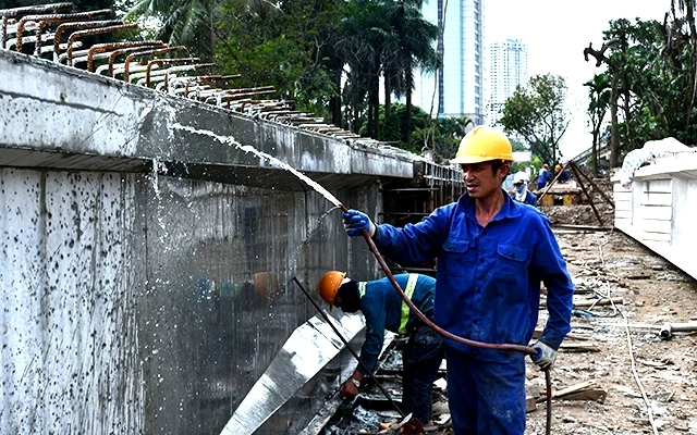  Công nhân trên công trường thi công Công trình 2 cầu thấp qua hồ Linh Ðàm. Ảnh: DUY LINH