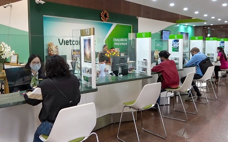 Khách hàng giao dịch tại Vietcombank trong những ngày phòng, chống dịch Covid-19.