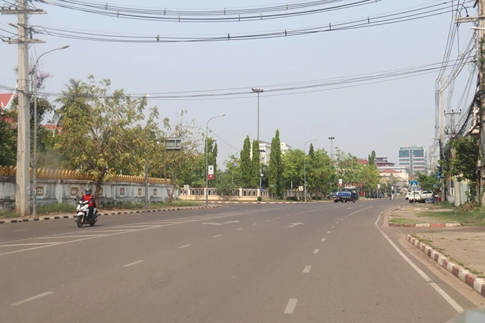 Các tuyến phố chính tại Thủ đô Vientiane vắng bóng người đi lại.