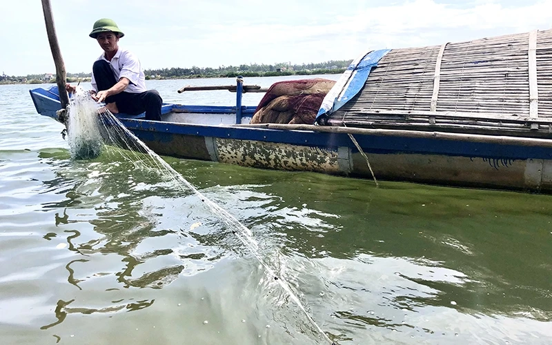 Ông Lê Hạnh (thị trấn Quán Hàu, huyện Quảng Ninh, tỉnh Quảng Trị) vay Ngân hàng Chính sách xã hội 100 triệu đồng để mua sắm thuyền, ngư lưới cụ nuôi cá lồng trên sông, từ đó thoát nghèo bền vững.