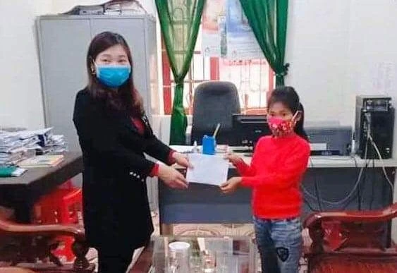 Em Hà Quỳnh Chi trao số tiền tiết kiệm ủng hộ quỹ phòng, chống dịch Covid-19 xã Văn Miếu.