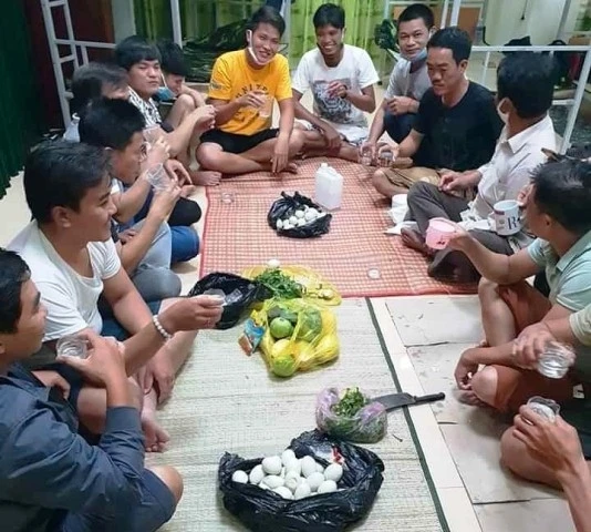 Nhóm thanh niên tổ chức uống rượu trong khu cách ly tại Quảng Bình