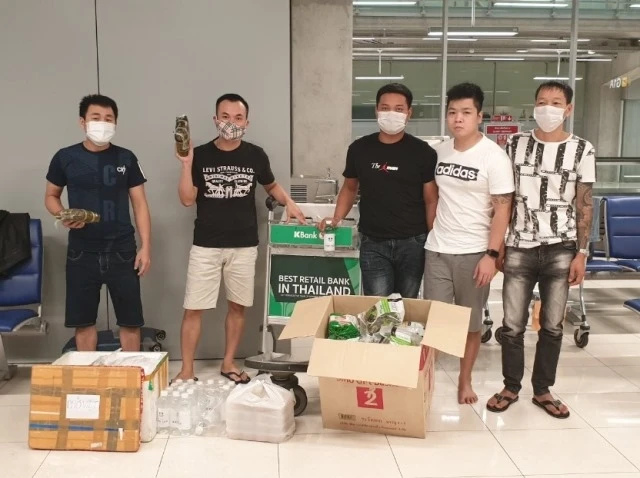 Nhóm năm công dân Việt Nam bị mắc kẹt tại sân bay Suvarnabhumi, Thái Lan. (Ảnh: Đại sứ quán Việt Nam tại Thái Lan)