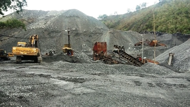 Mỏ than Phấn Mễ cung cấp lượng đá nguyên liệu cao như núi cho Công ty TNHH Khai khoáng Tiến Anh chế biến trong thời gian dài.