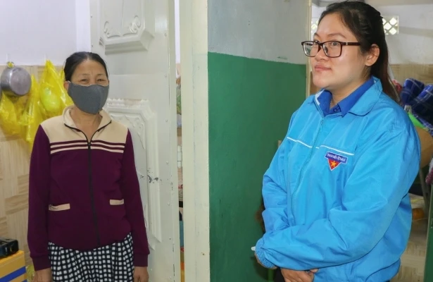 Nữ Đoàn viên Nguyễn Thị Trúc Phương thăm hỏi những người đang thuê nhà trọ và thông báo miễn phí tiền thuê trong tháng 4 được mọi người cảm kích.