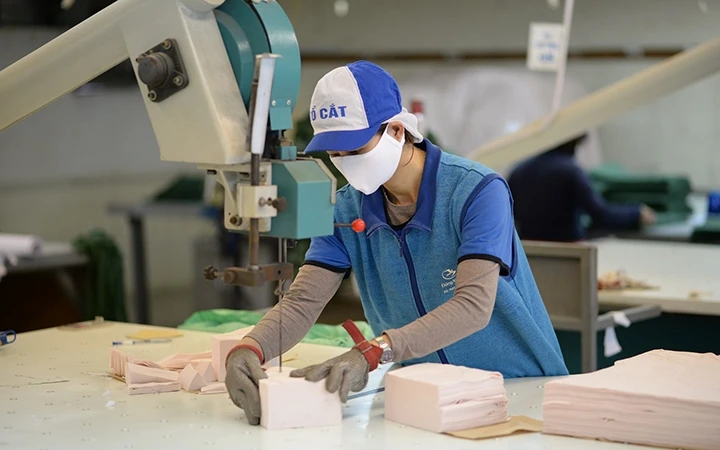 Sản xuất mặt hàng khẩu trang kháng khuẩn tại Công ty Dệt kim Đông Xuân (Hà Nội).