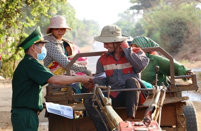 Bộ đội Biên phòng Đắk Nông đến tận từng làng buôn tuyên truyền cho đồng bào.