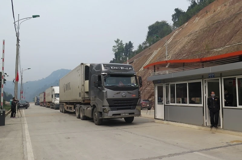 Hàng nông sản đang chờ làm thủ tục xuất khẩu qua đường chuyên dụng cửa khẩu Tân Thanh, Văn Lãng, Lạng Sơn.