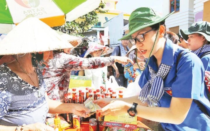 Đoàn viên, thanh niên Đoàn Satra đưa các mặt hàng Việt Nam chất lượng cao phục vụ người dân quận Thủ Đức trong năm 2019.