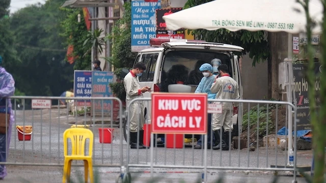 Lực lượng chức năng tiến hành phun khử khuẩn tại thôn Hạ Lôi, xã Mê Linh.