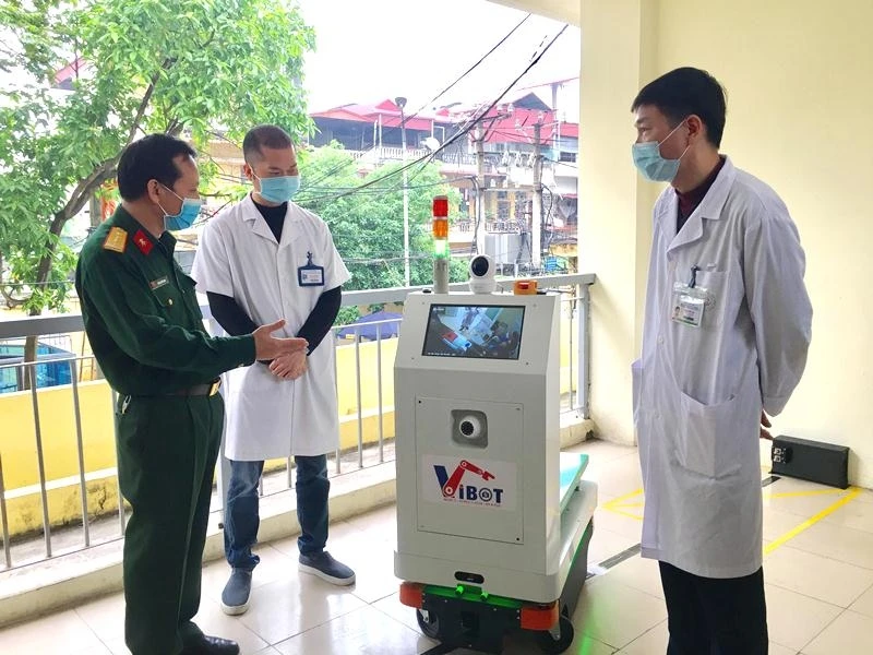 Đại diện Học viện kỹ thuật quân sự giới thiệu robot với các bác sĩ bệnh viện Bắc Thăng Long.