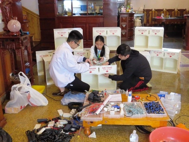 Các học sinh phổ thông TP Thái Bình lắp đặt máy khử khuẩn đa năng.