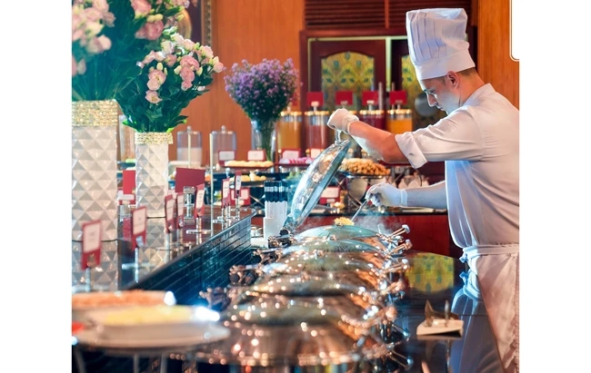 Khách sạn Rex Sài Gòn (TP Hồ Chí Minh) áp dụng hình thức bán và giao đồ ăn tận nơi trong mùa dịch.