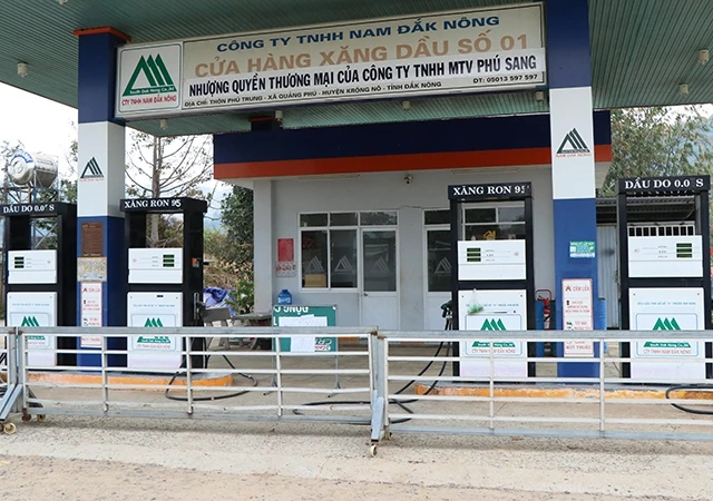 Cửa hàng xăng dầu số 01, thuộc thôn Phú Trung, xã Quảng Phú, huyện Krông Nô đóng cửa im lìm đã nhiều ngày nay. 