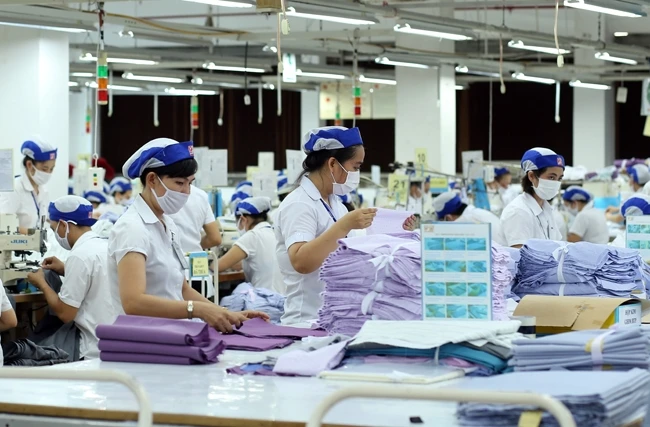 Bài và ảnh: Hoàng Việt Sản xuất hàng dệt may xuất khẩu tại Tổng công ty cổ phần May Việt Tiến.