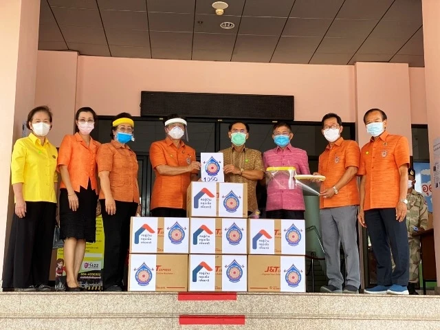 Kiều bào Thái Lan trao tặng vật tư phòng, chống dịch cho chính quyền và bệnh viện tại tỉnh Udon Thani.