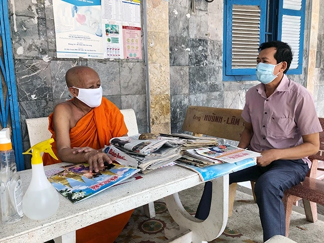 Lãnh đạo Ban Dân tộc tỉnh gặp gỡ, trao đổi với Hòa thượng Tăng Nô về tình hình thực hiện các biện pháp phòng, chống dịch Covid-19 trong các chùa và cộng đồng.