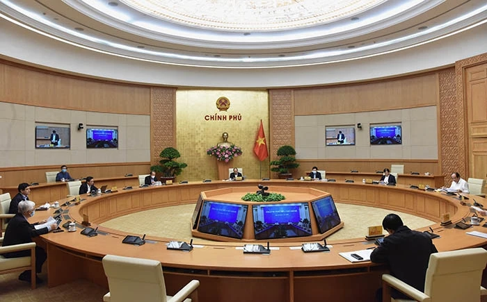 Thường trực Chính phủ dưới sự chủ trì của Thủ tướng Nguyễn Xuân Phúc họp trực tuyến với các bộ, ngành, cơ quan, TP Hà Nội và TP Hồ Chí Minh ứng phó dịch bệnh Covid-19.